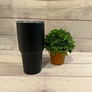 Yeti 30 oz Rambler Tumbler with lid